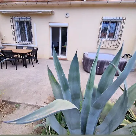 Avec Grand Jardin Et Jacuzzi *
