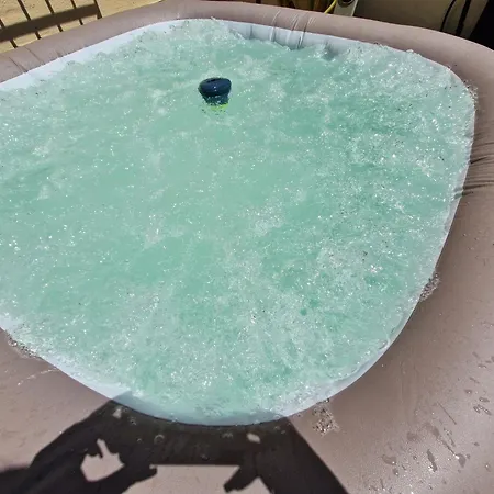 Avec Grand Jardin Et Jacuzzi *