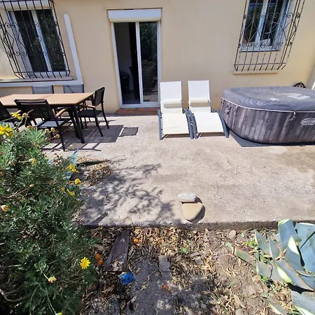 Avec Grand Jardin Et Jacuzzi